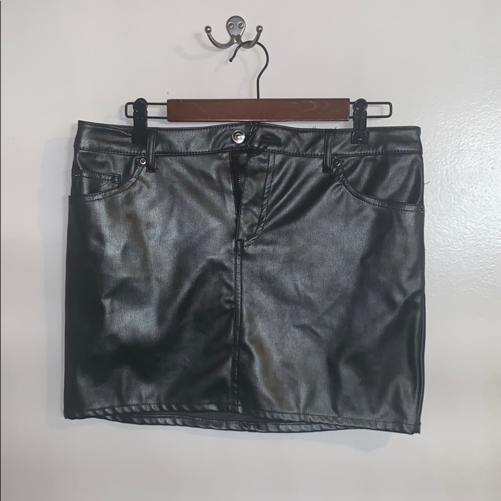 Shiny Black mini skirt